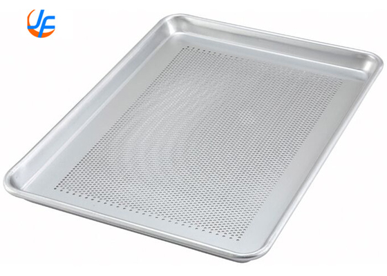 RK Bakeware China-601828 Full Size 16 Gauge 18&quot; x 26&quot; Wire in Rim Aluminum Perforated Bun / Sheet Pan (Порфорированный бутерброд из алюминия)