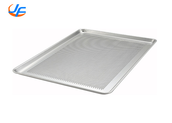 RK Bakeware China-601828 Full Size 16 Gauge 18&quot; x 26&quot; Wire in Rim Aluminum Perforated Bun / Sheet Pan (Порфорированный бутерброд из алюминия)